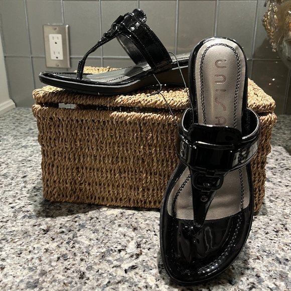 NEW UNISA Sandals NWT Size 7 1/2M NEW Black Patent Man Made NEW - Picture 1 of 11